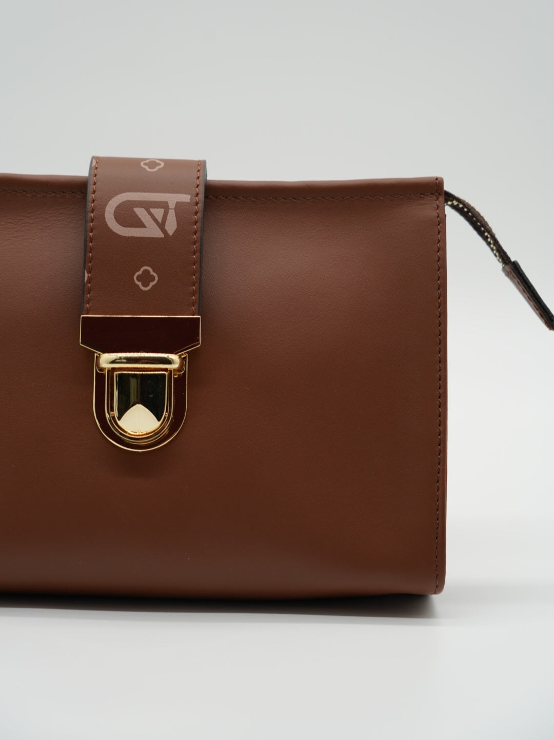 Pochette monogram cuoio