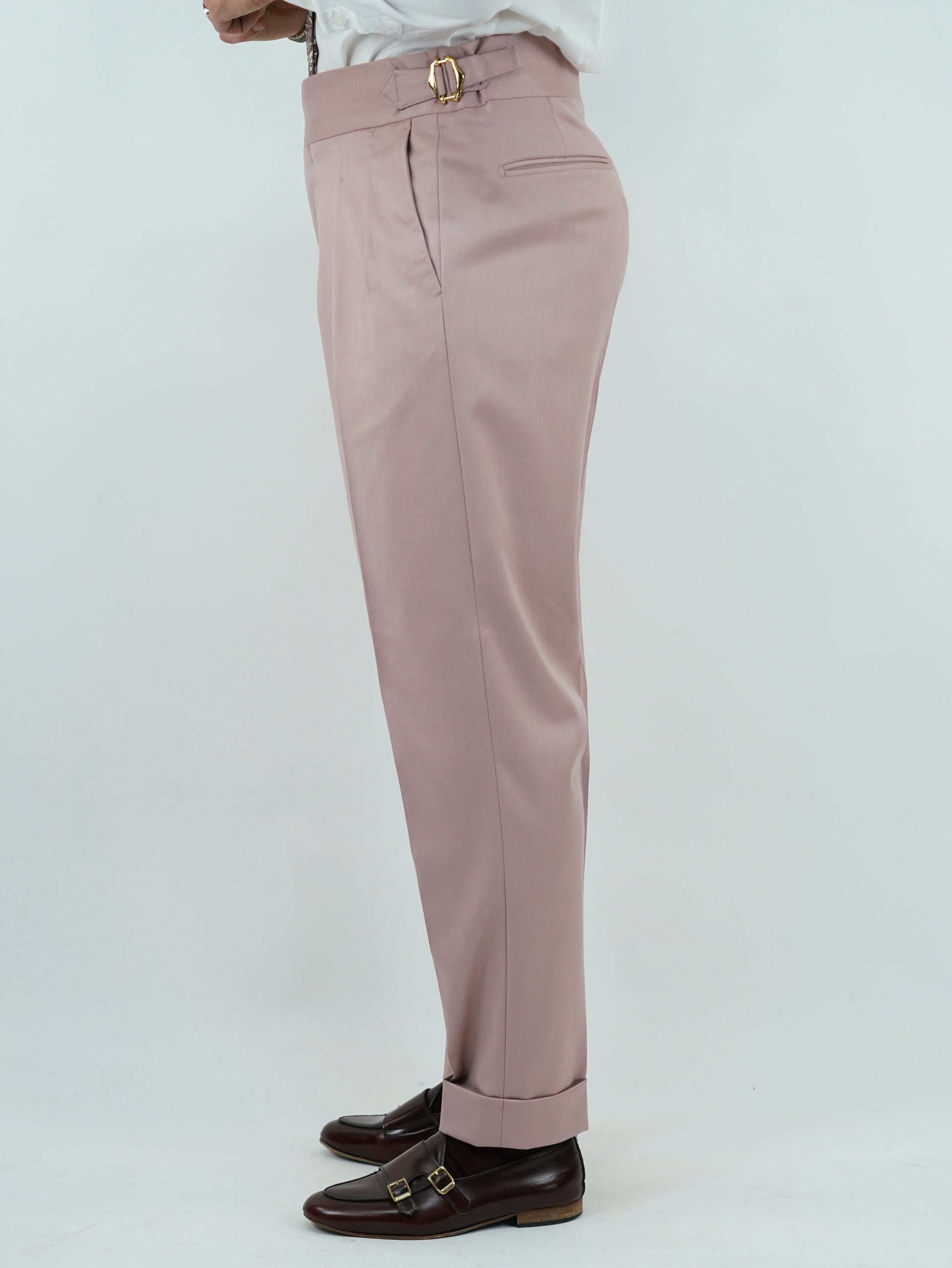 Gurkha rosa antico con bottoni oro e fibbie stringenti laterali