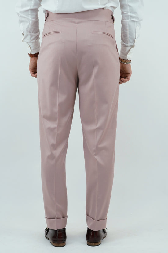 Gurkha rosa antico con bottoni oro e fibbie stringenti laterali