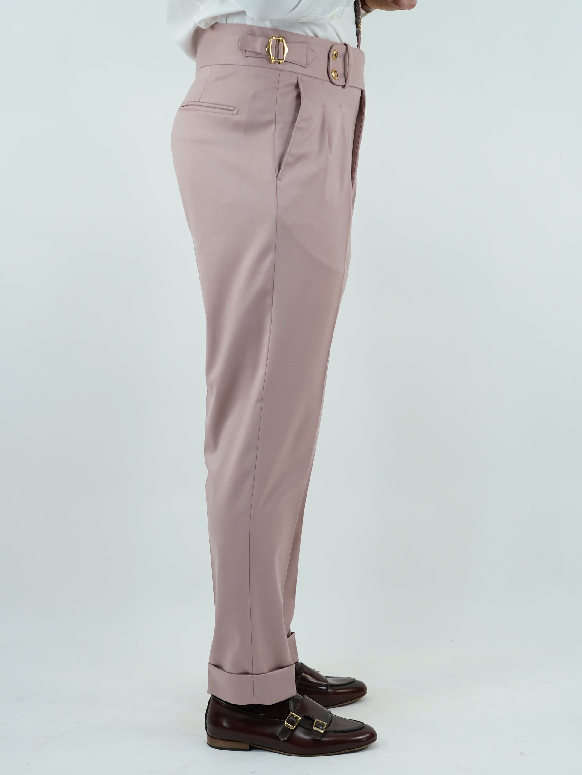 Gurkha rosa antico con bottoni oro e fibbie stringenti laterali