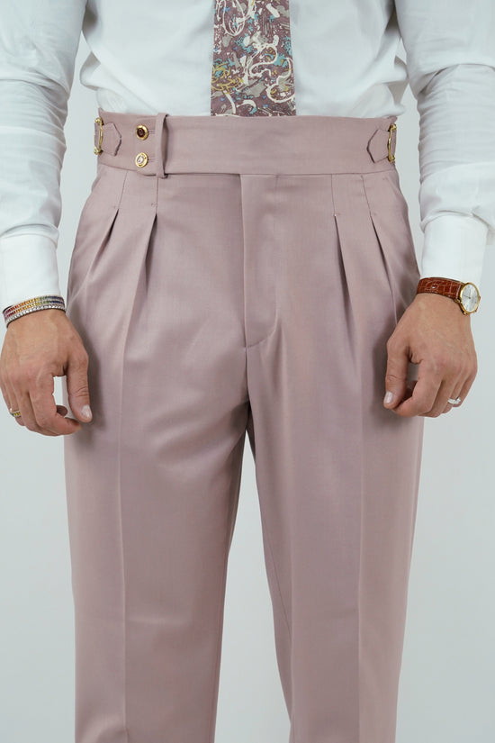 Gurkha rosa antico con bottoni oro e fibbie stringenti laterali