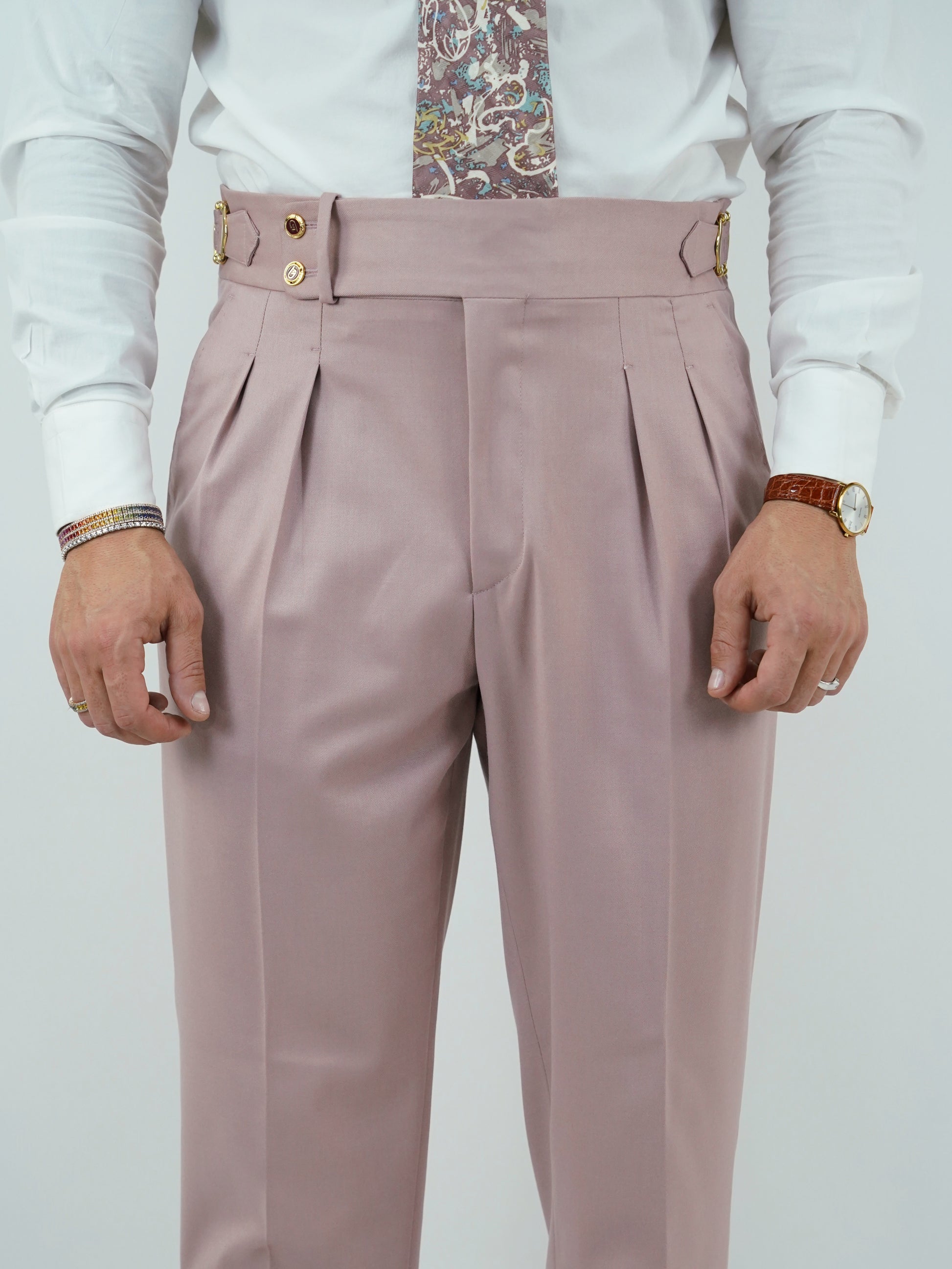 Gurkha rosa antico con bottoni oro e fibbie stringenti laterali