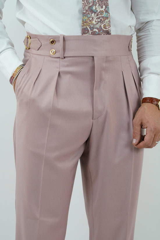 Gurkha rosa antico con bottoni oro e fibbie stringenti laterali