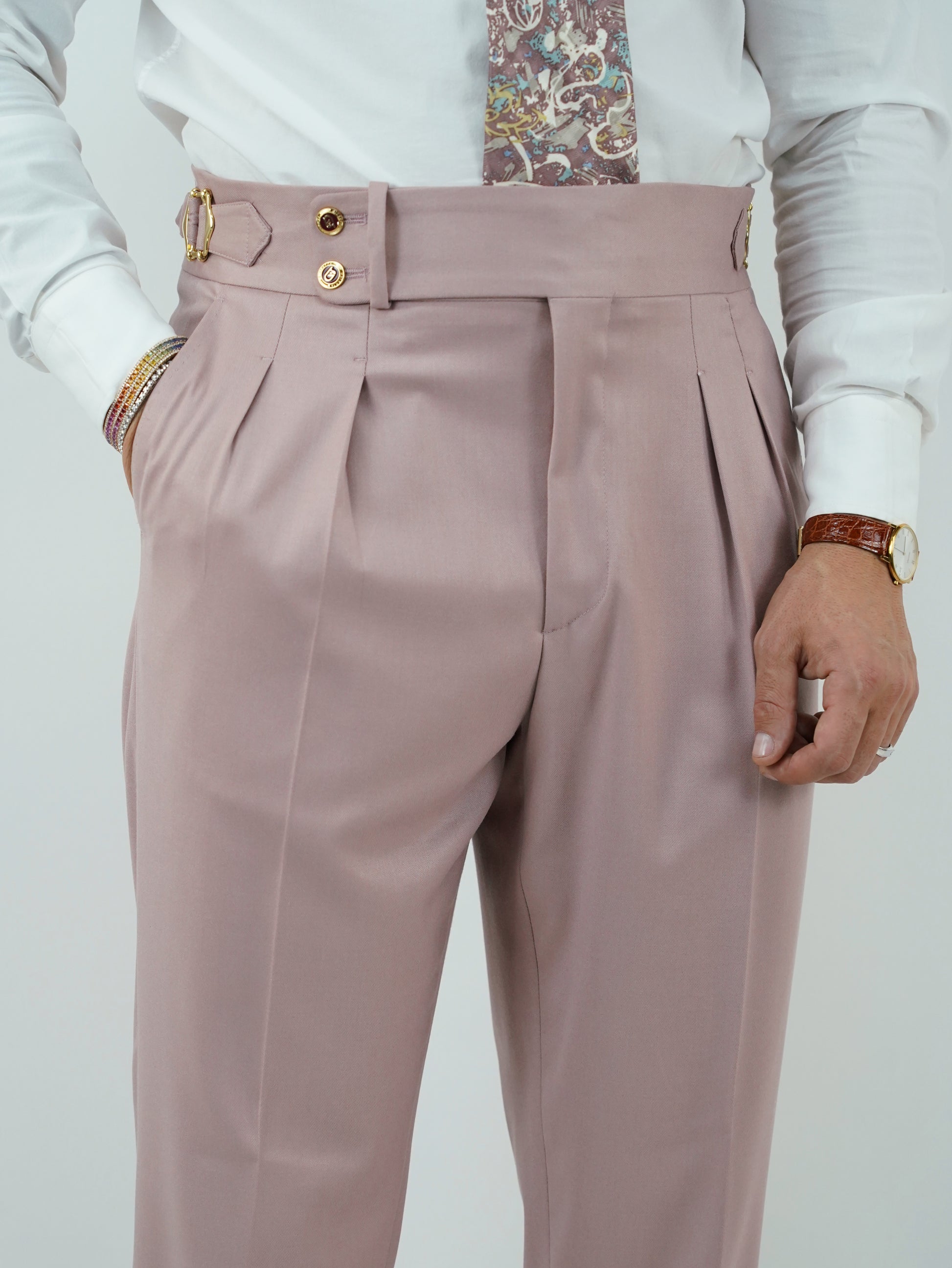 Gurkha rosa antico con bottoni oro e fibbie stringenti laterali