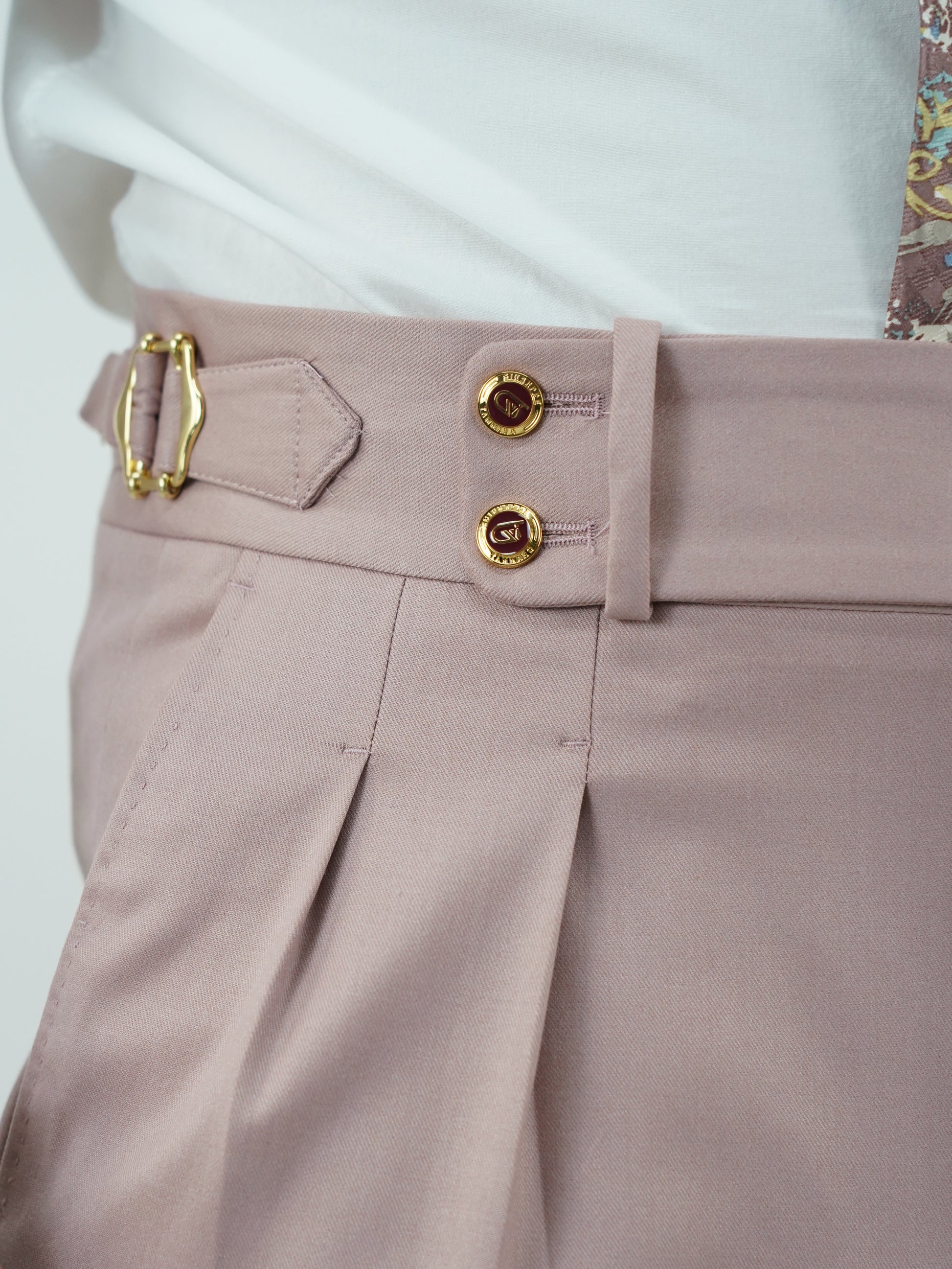 Gurkha rosa antico con bottoni oro e fibbie stringenti laterali