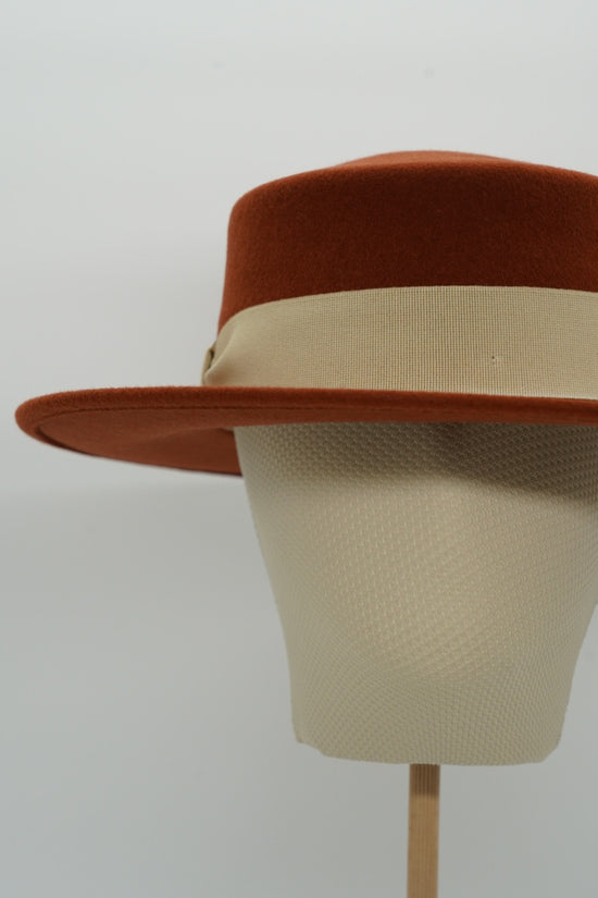 Cappello a cilindro piatto in feltro tabacco