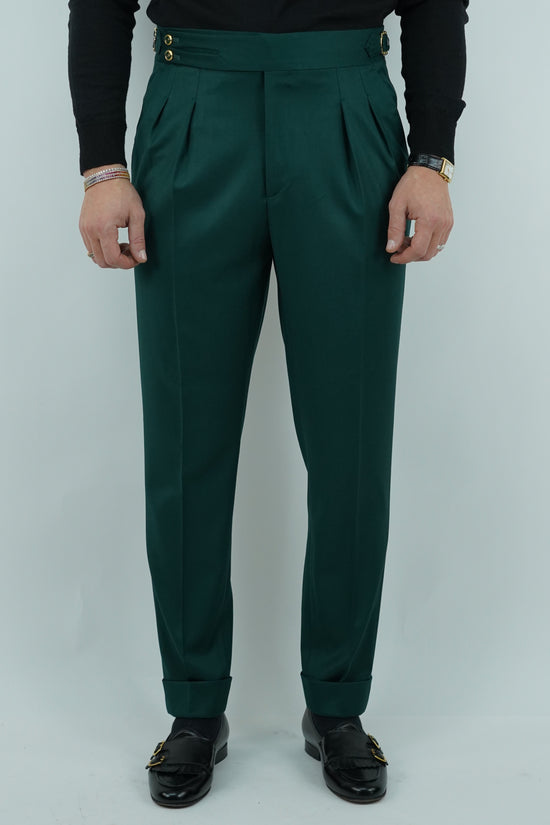Gurkha verde biforcato con bottoni oro e fibbie stringenti laterali