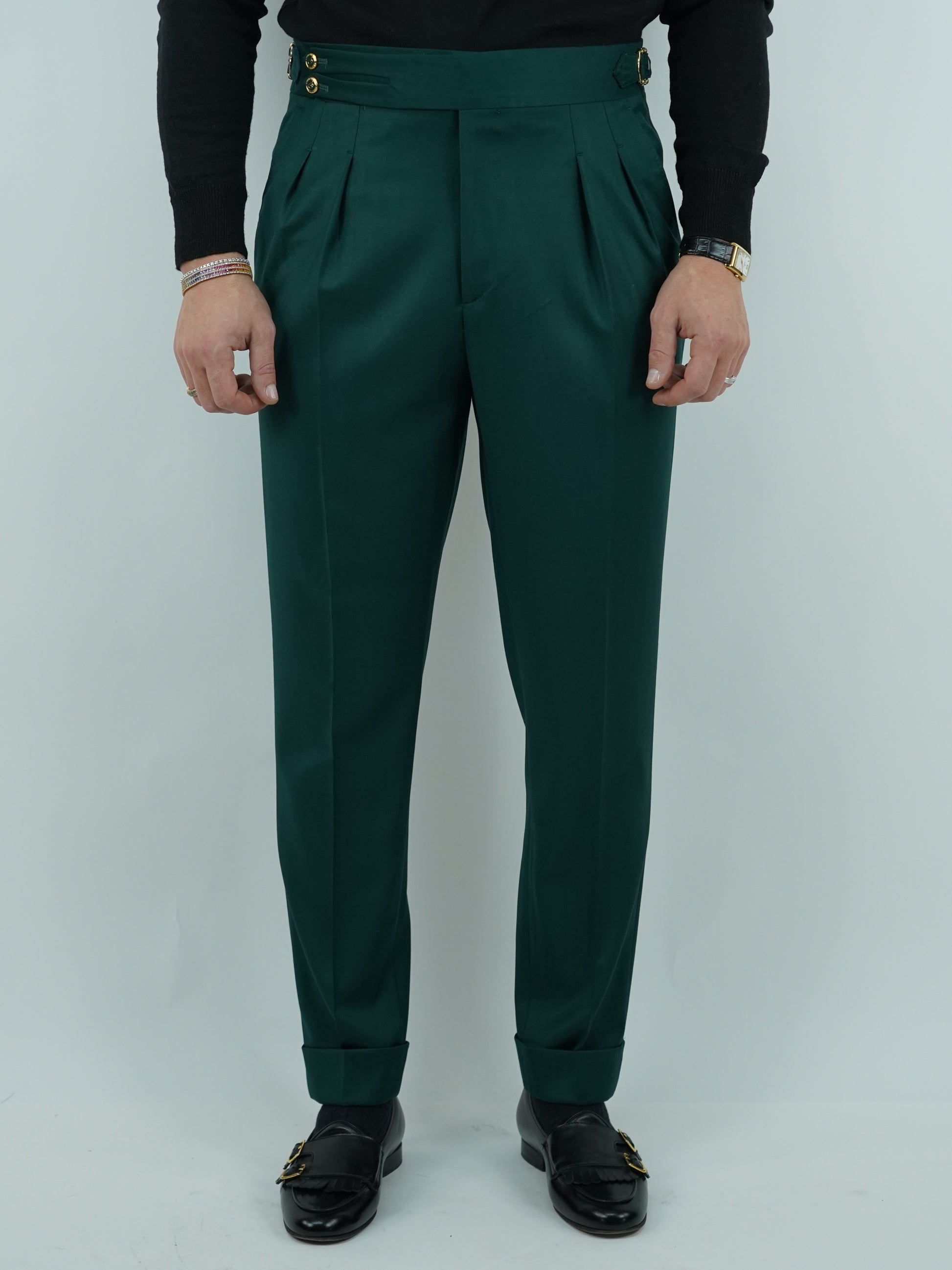 Gurkha verde biforcato con bottoni oro e fibbie stringenti laterali