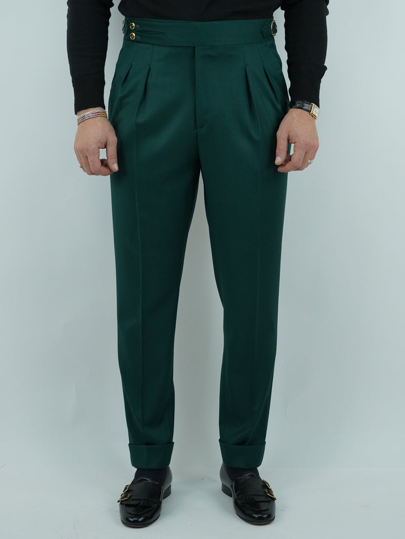 Gurkha verde biforcato con bottoni oro e fibbie stringenti laterali