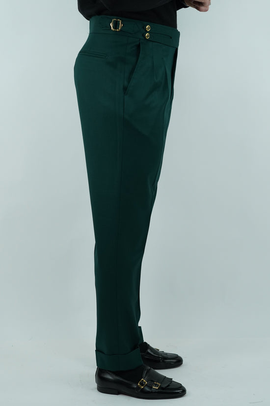 Gurkha verde biforcato con bottoni oro e fibbie stringenti laterali