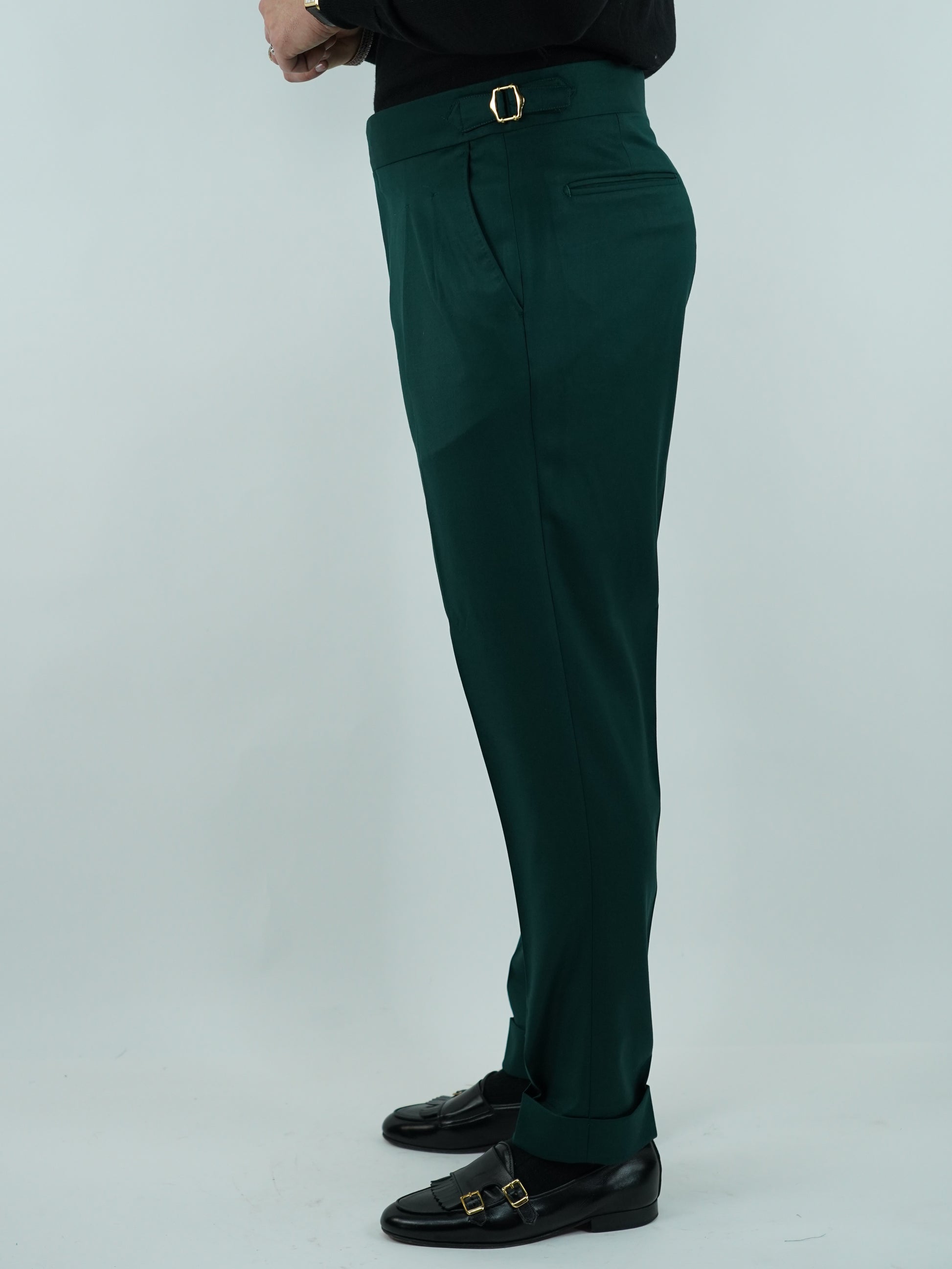 Gurkha verde biforcato con bottoni oro e fibbie stringenti laterali
