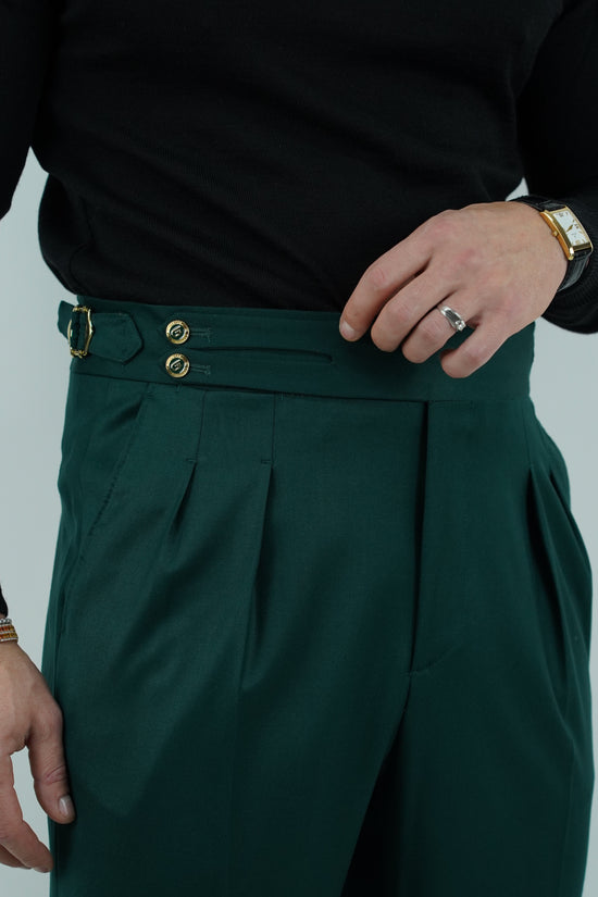 Gurkha verde biforcato con bottoni oro e fibbie stringenti laterali