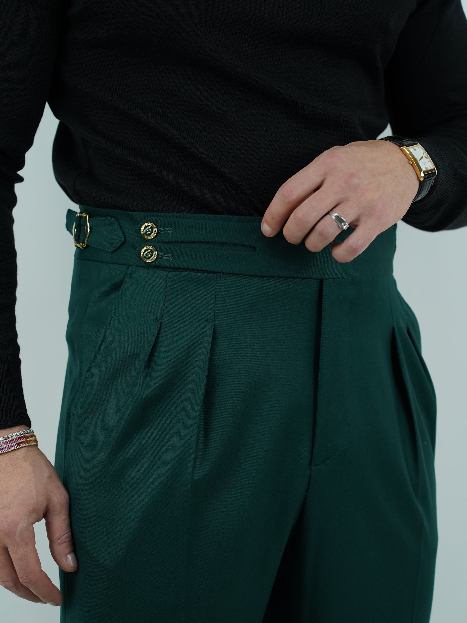 Gurkha verde biforcato con bottoni oro e fibbie stringenti laterali
