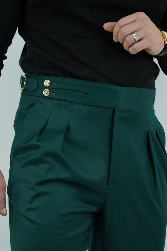 Gurkha verde biforcato con bottoni oro e fibbie stringenti laterali