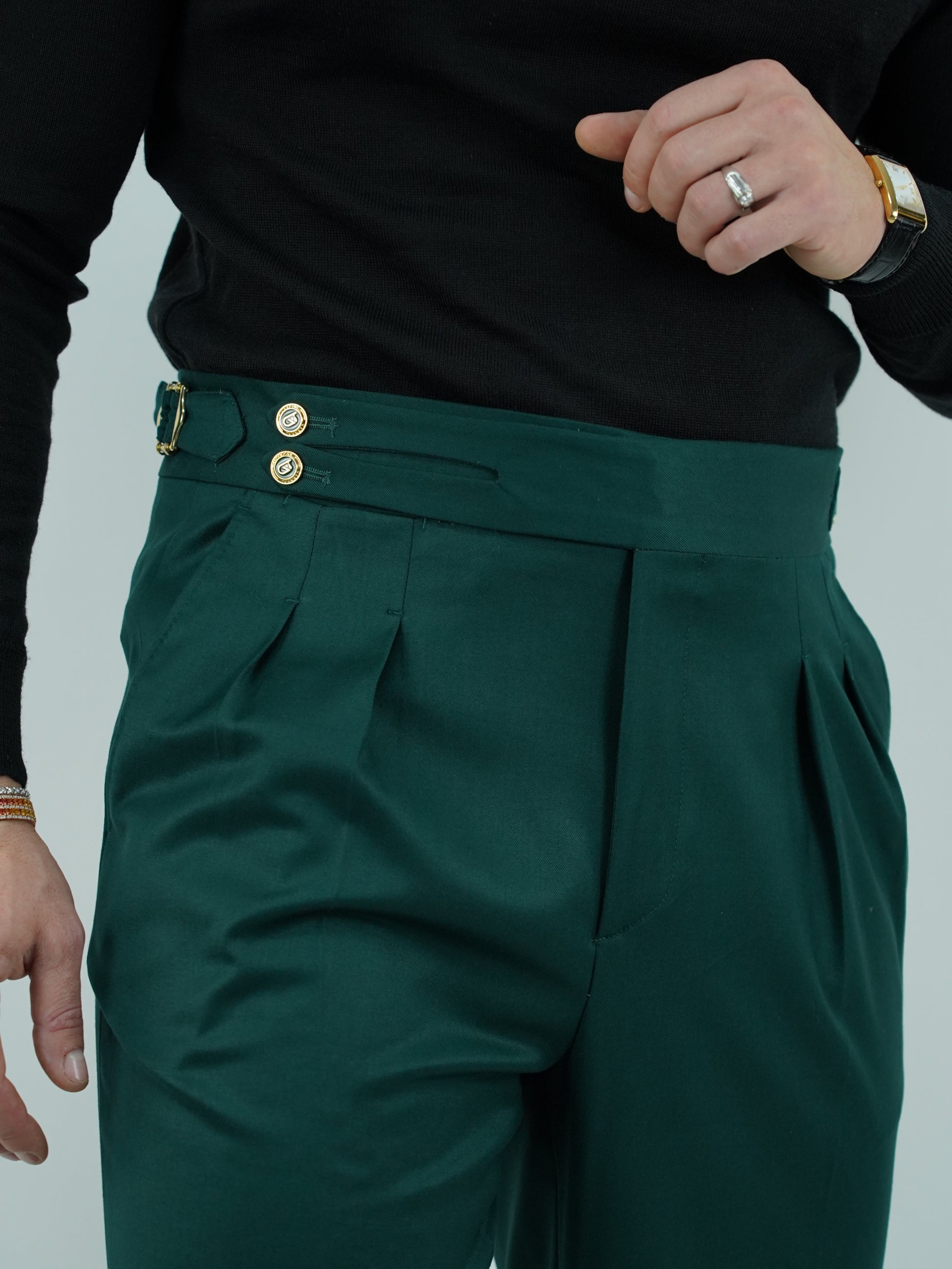 Gurkha verde biforcato con bottoni oro e fibbie stringenti laterali