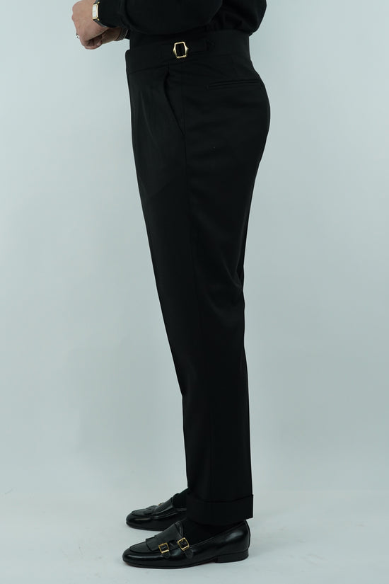 Gurkha nero biforcato con bottoni oro e fibbie stringenti laterali