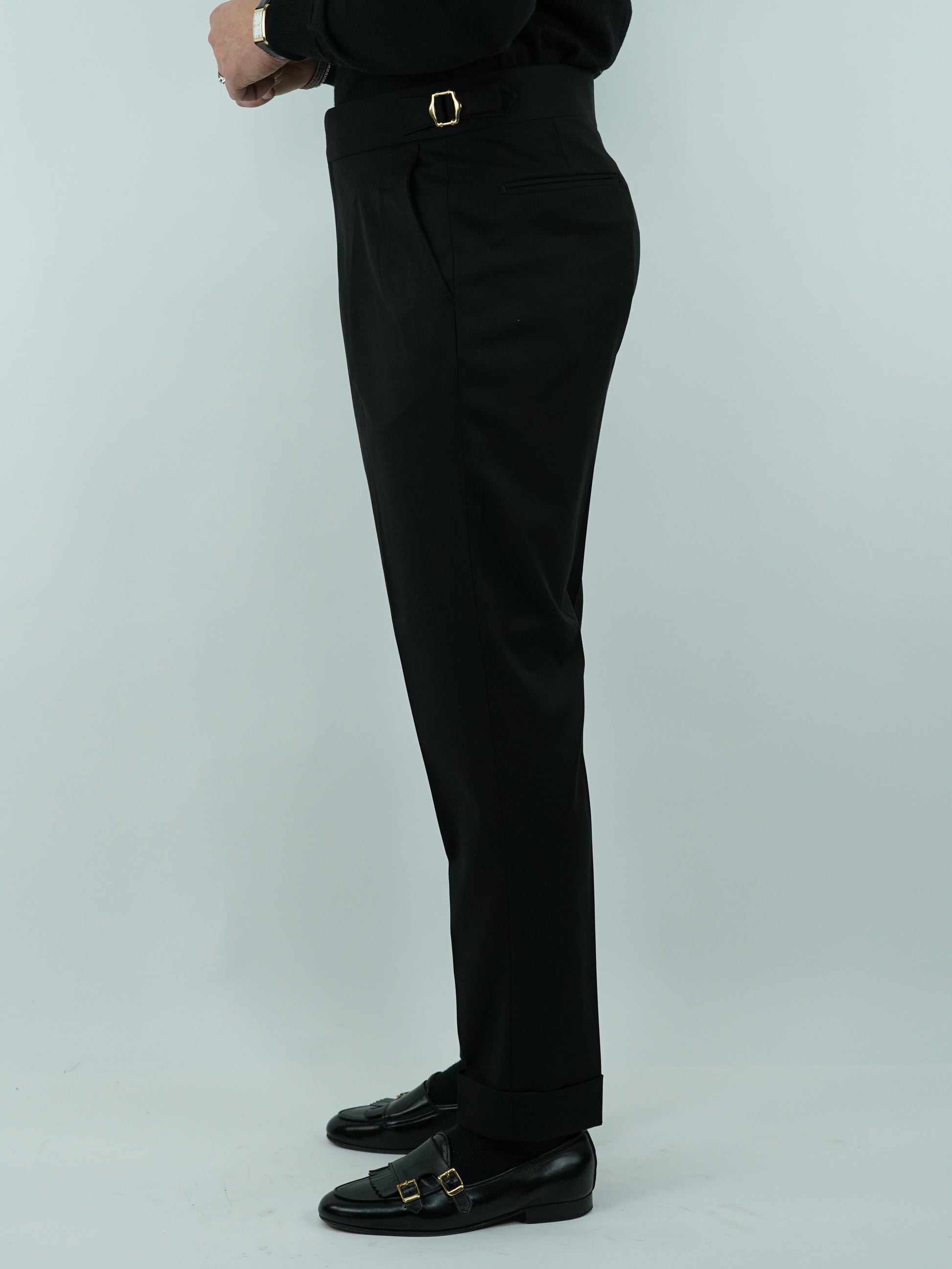 Gurkha nero biforcato con bottoni oro e fibbie stringenti laterali