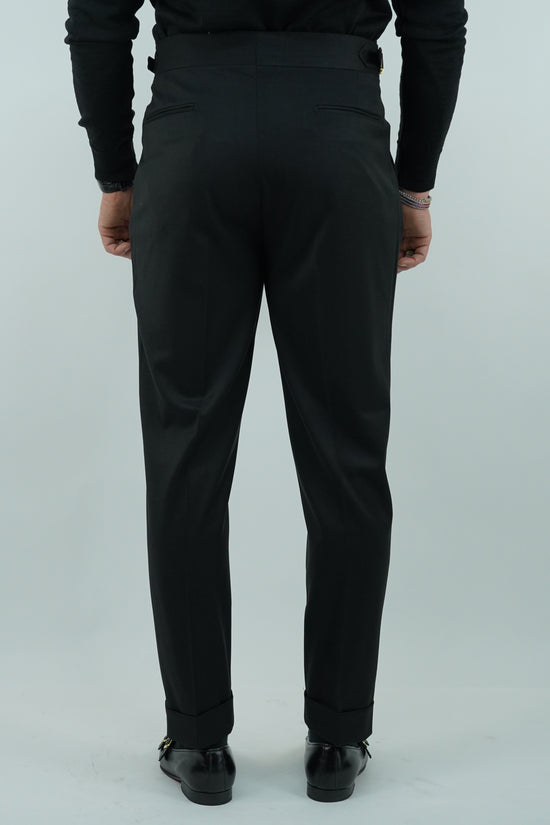 Gurkha nero biforcato con bottoni oro e fibbie stringenti laterali