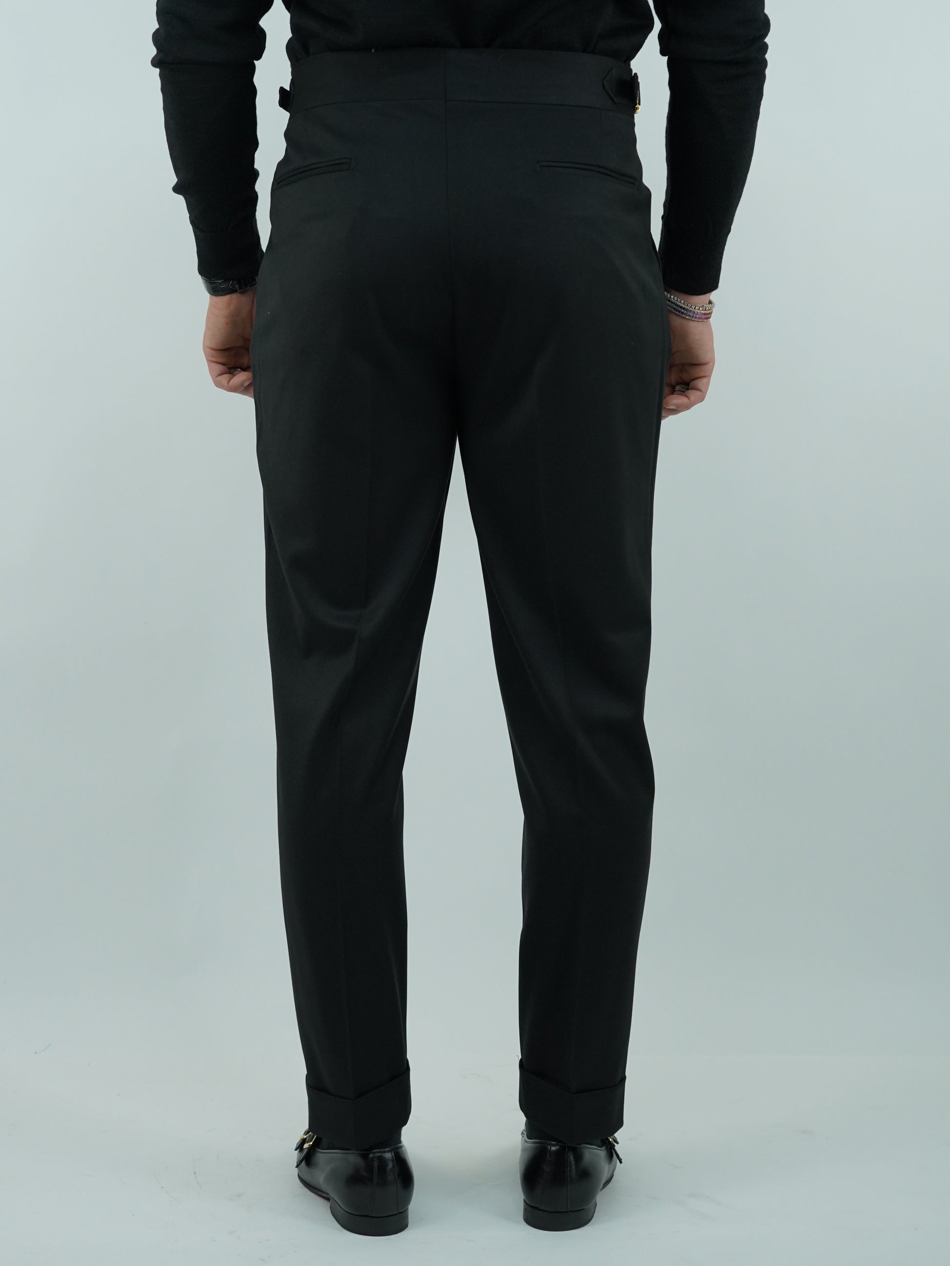 Gurkha nero biforcato con bottoni oro e fibbie stringenti laterali