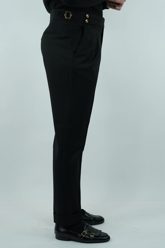 Gurkha nero biforcato con bottoni oro e fibbie stringenti laterali