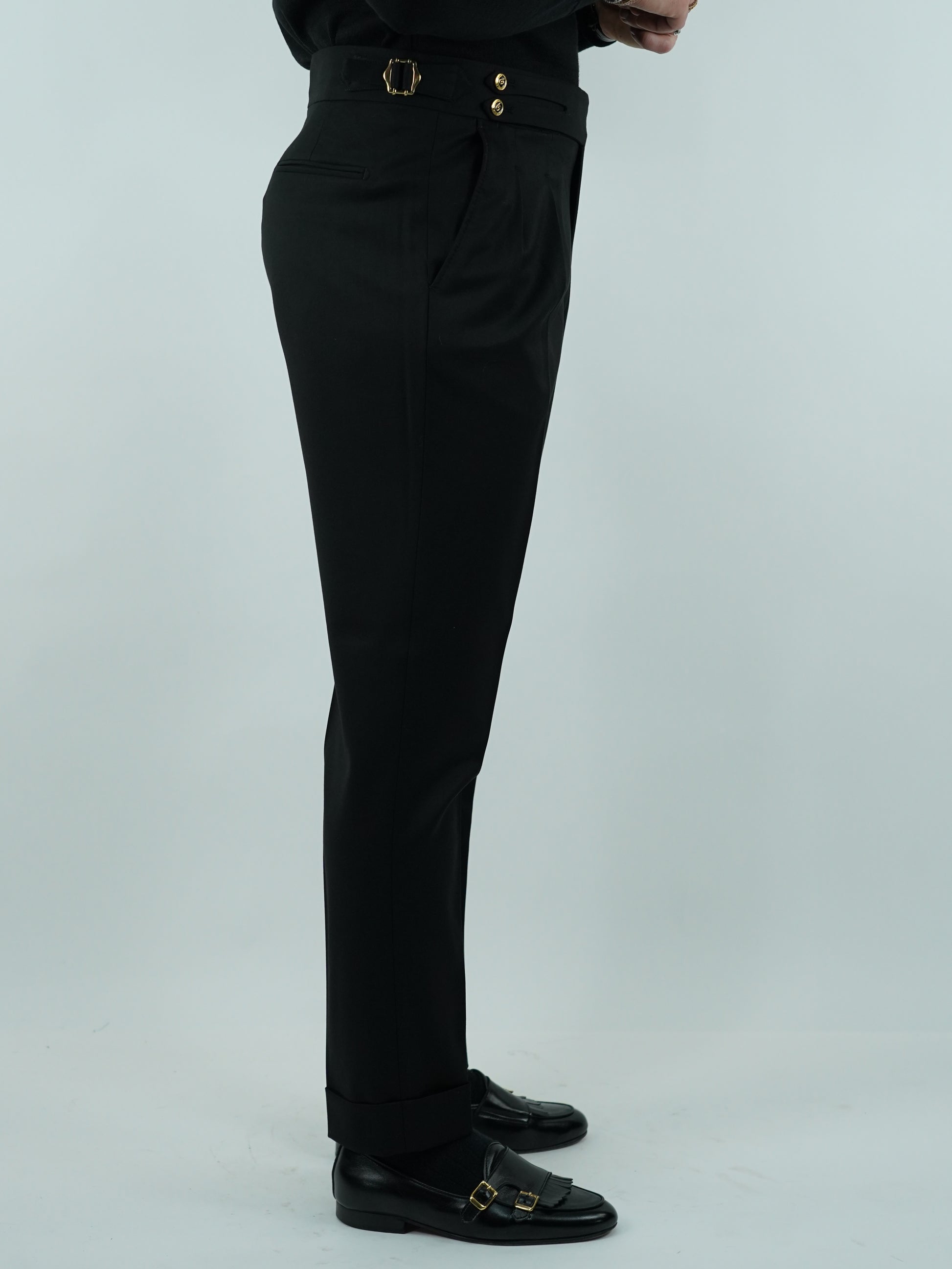 Gurkha nero biforcato con bottoni oro e fibbie stringenti laterali