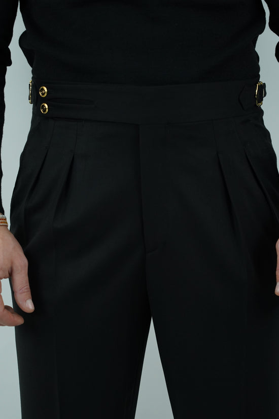 Gurkha nero biforcato con bottoni oro e fibbie stringenti laterali