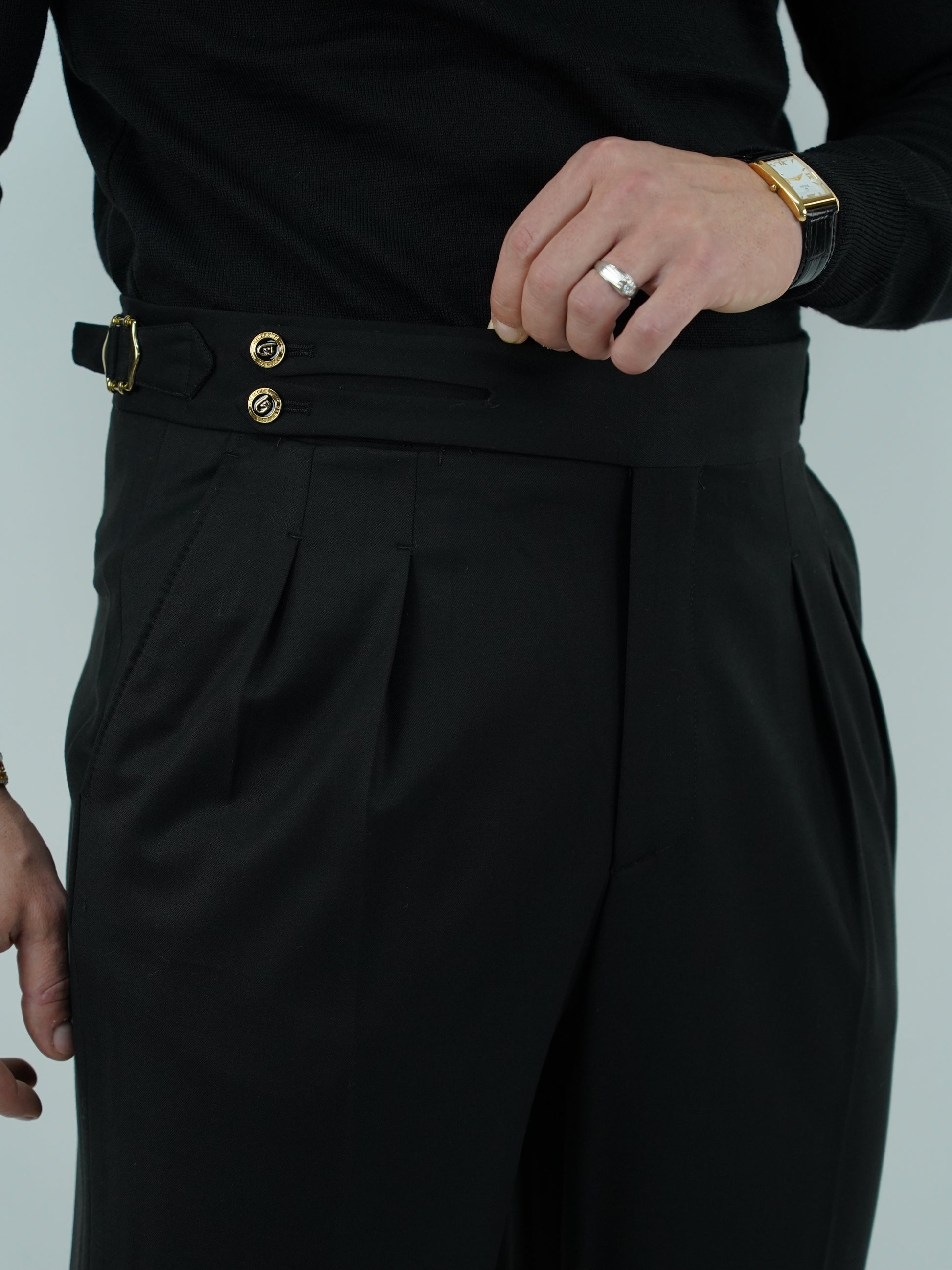 Gurkha nero biforcato con bottoni oro e fibbie stringenti laterali