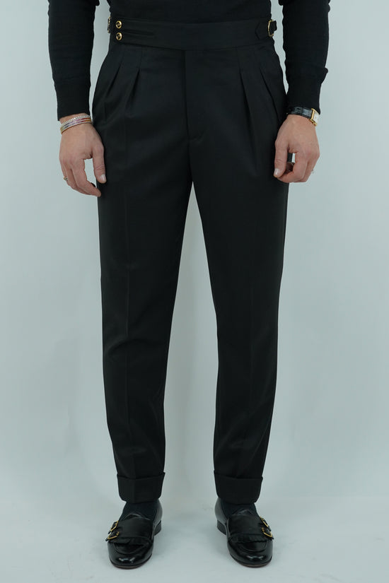 Gurkha nero biforcato con bottoni oro e fibbie stringenti laterali