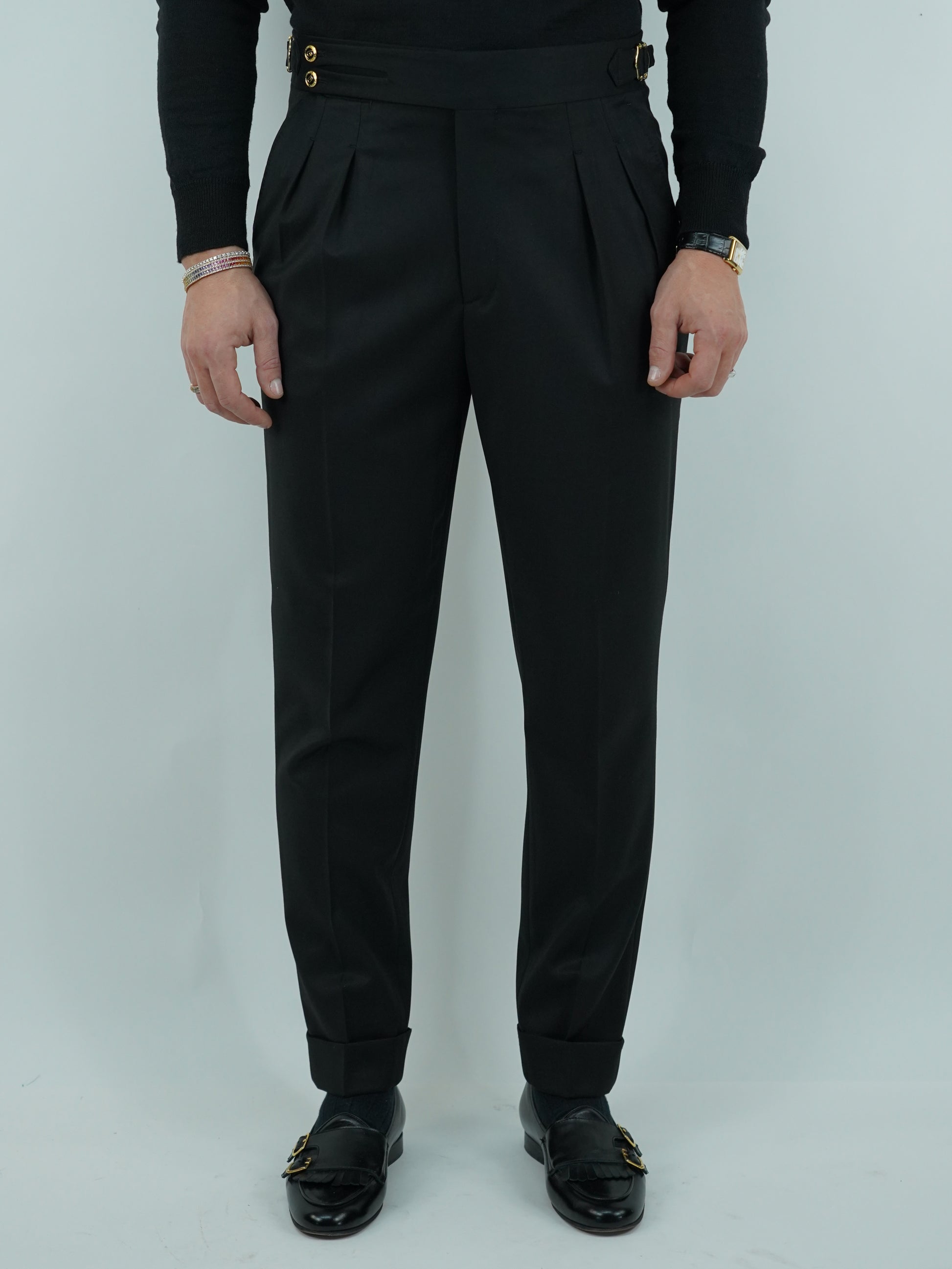 Gurkha nero biforcato con bottoni oro e fibbie stringenti laterali