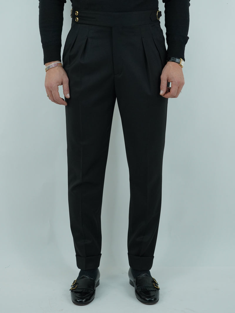 Gurkha nero biforcato con bottoni oro e fibbie stringenti laterali