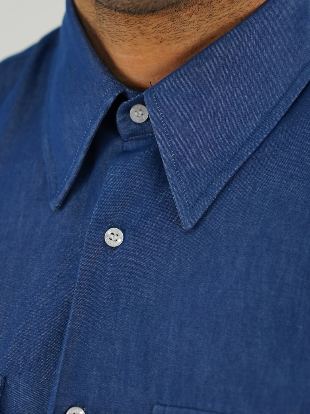 Camicia collo a vela jeans lavaggio scuro con tasche