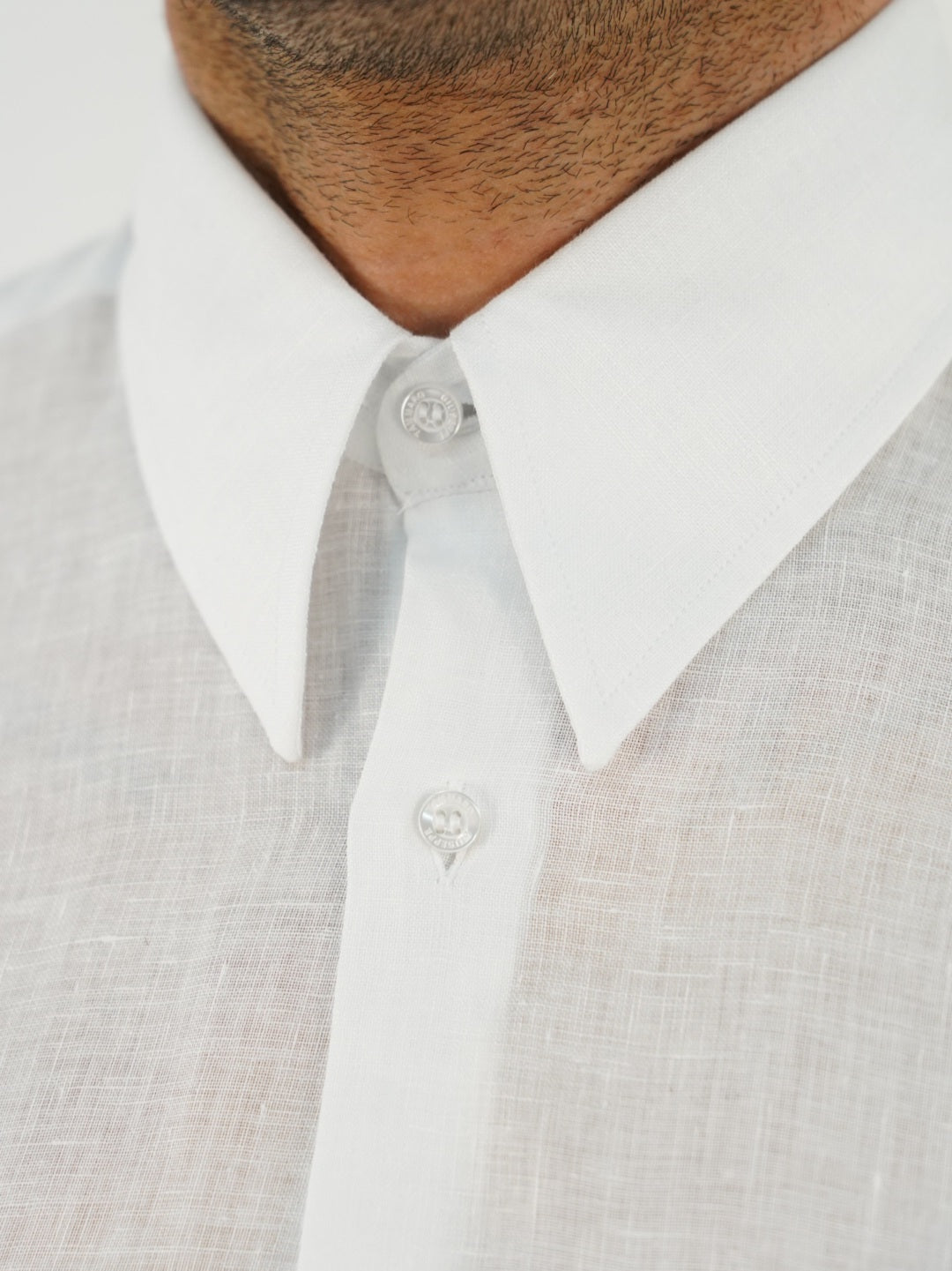Camicia collo a vela lino bianca con tasche
