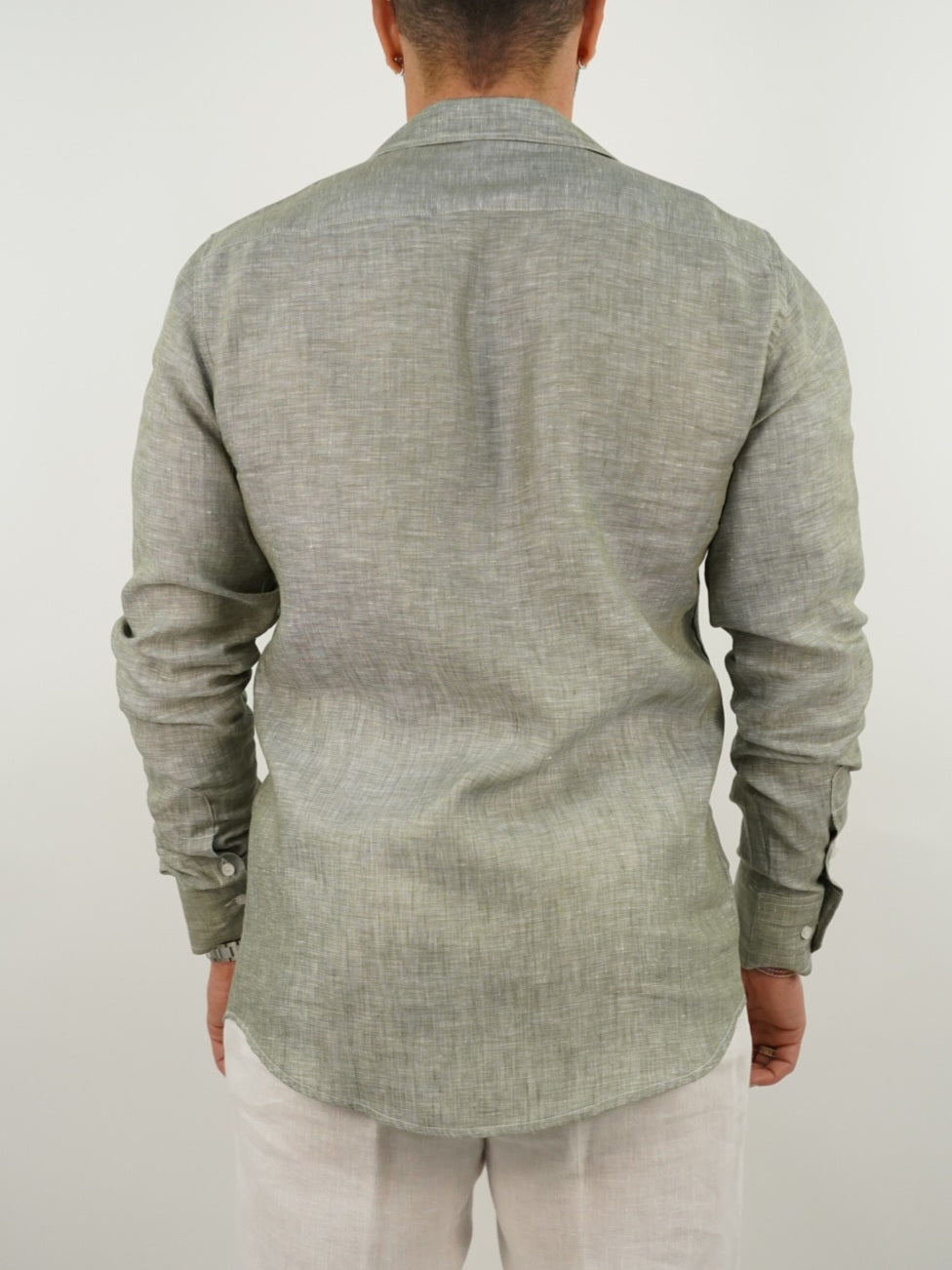 Camicia collo cubano lino verde con tasche