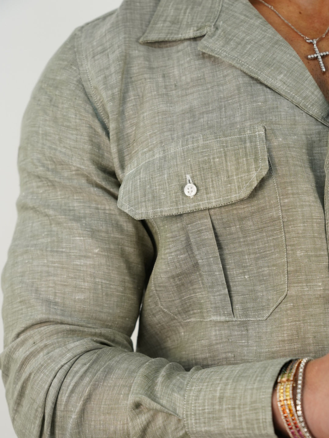 Camicia collo cubano lino verde con tasche