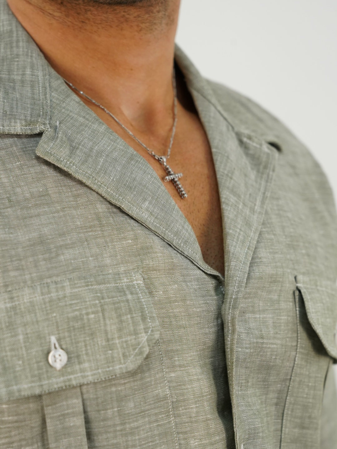 Camicia collo cubano lino verde con tasche