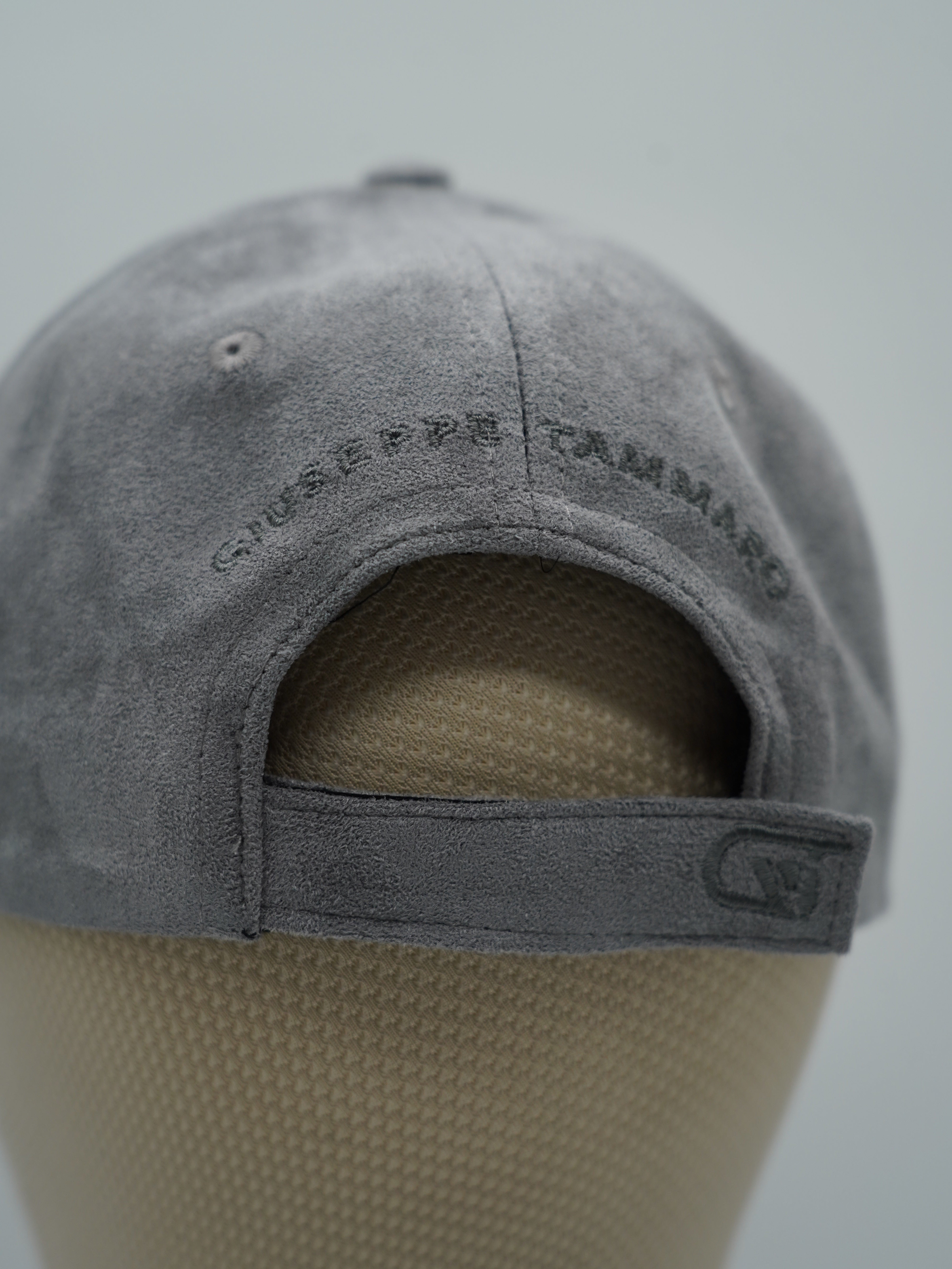 Cappello da baseball GT in camoscio grigio