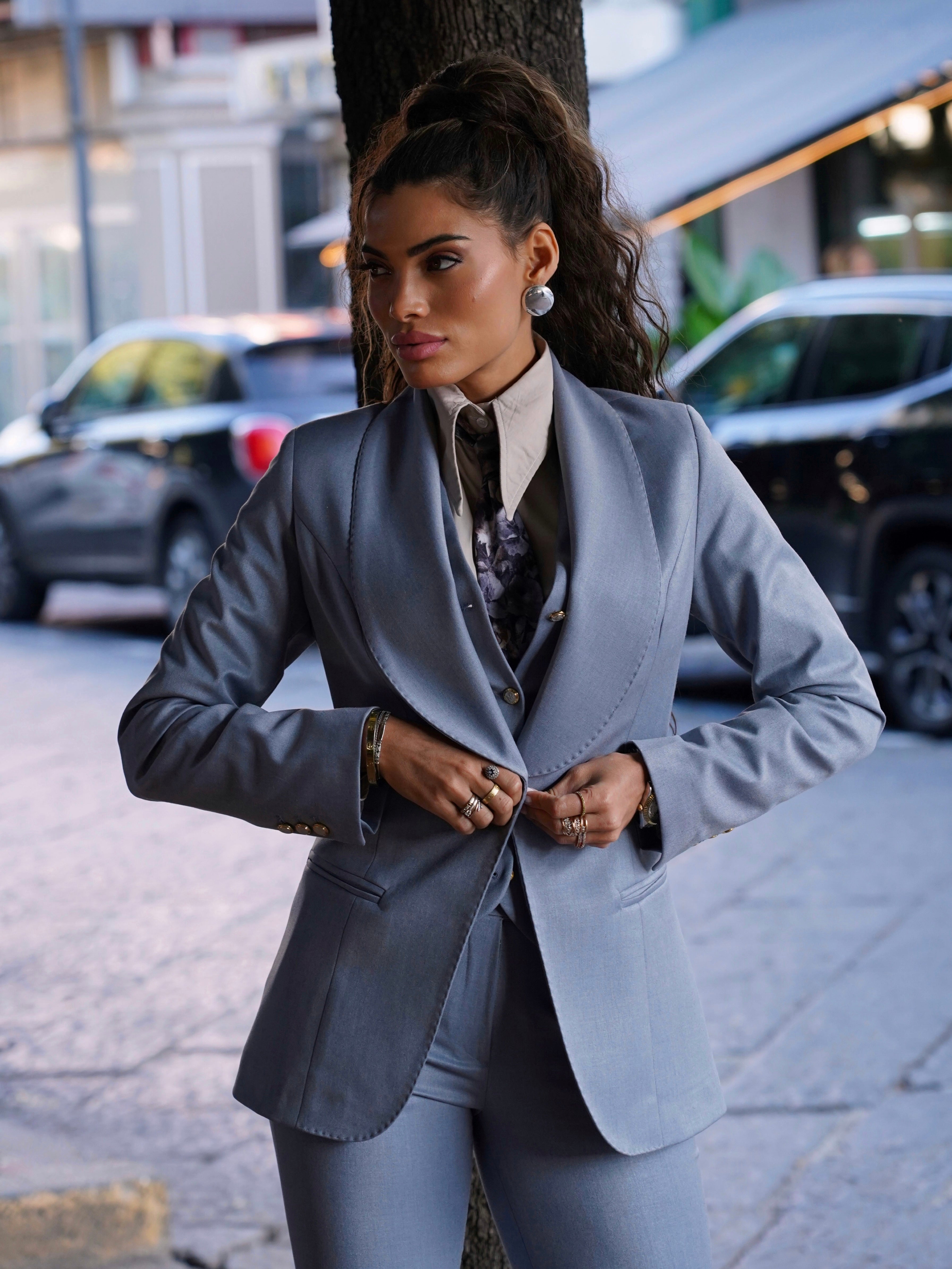 Tailleur azzurro polvere tre pezzi collo scialle con bottoni oro.