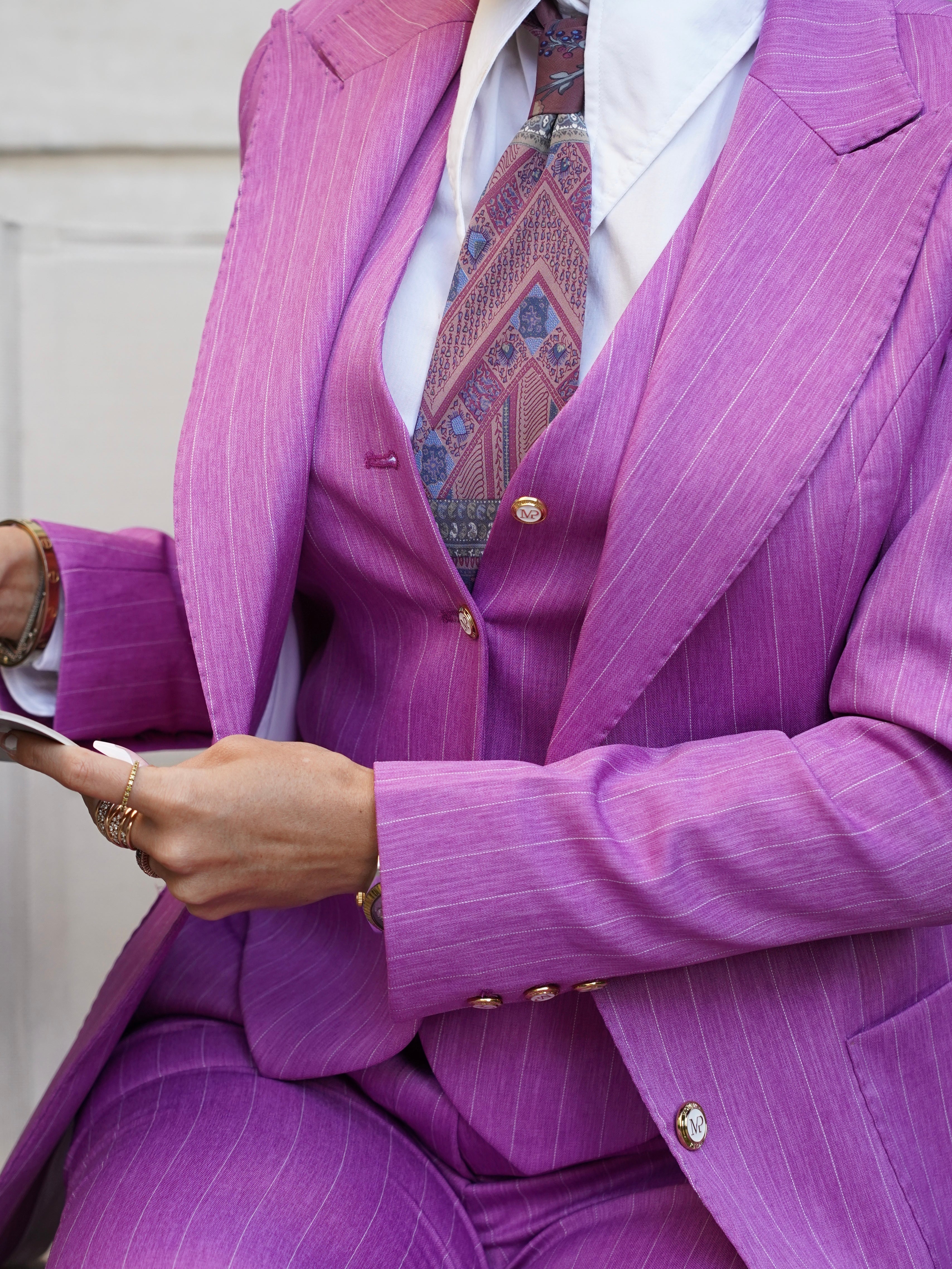 Tailleur gessato fucsia rever a lancia tre pezzi con bottoni oro