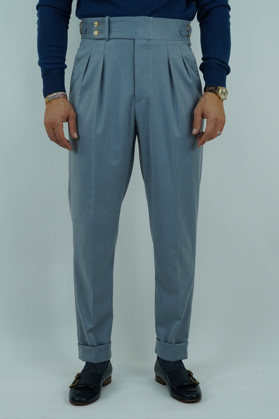 Gurkha azzurro polvere con bottoni oro e fibbie stringenti laterali