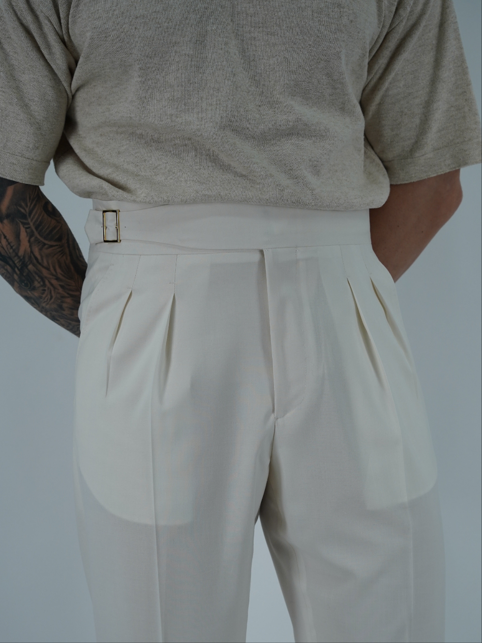 Gurkha bianco panna con fibbia laterale regolabile