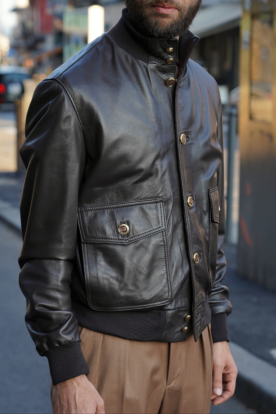 Giubbino in pelle testa di moro con bottoni oro