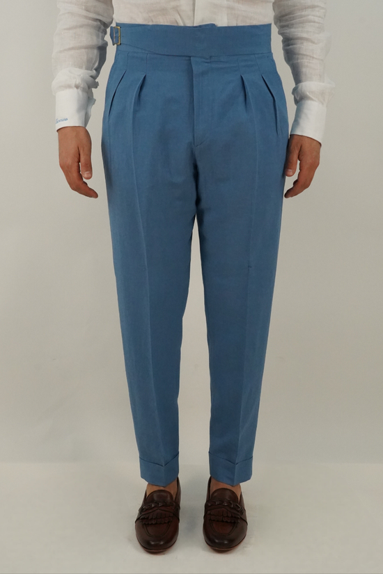 Gurkha in lino azzurro con fibbia laterale regolabile