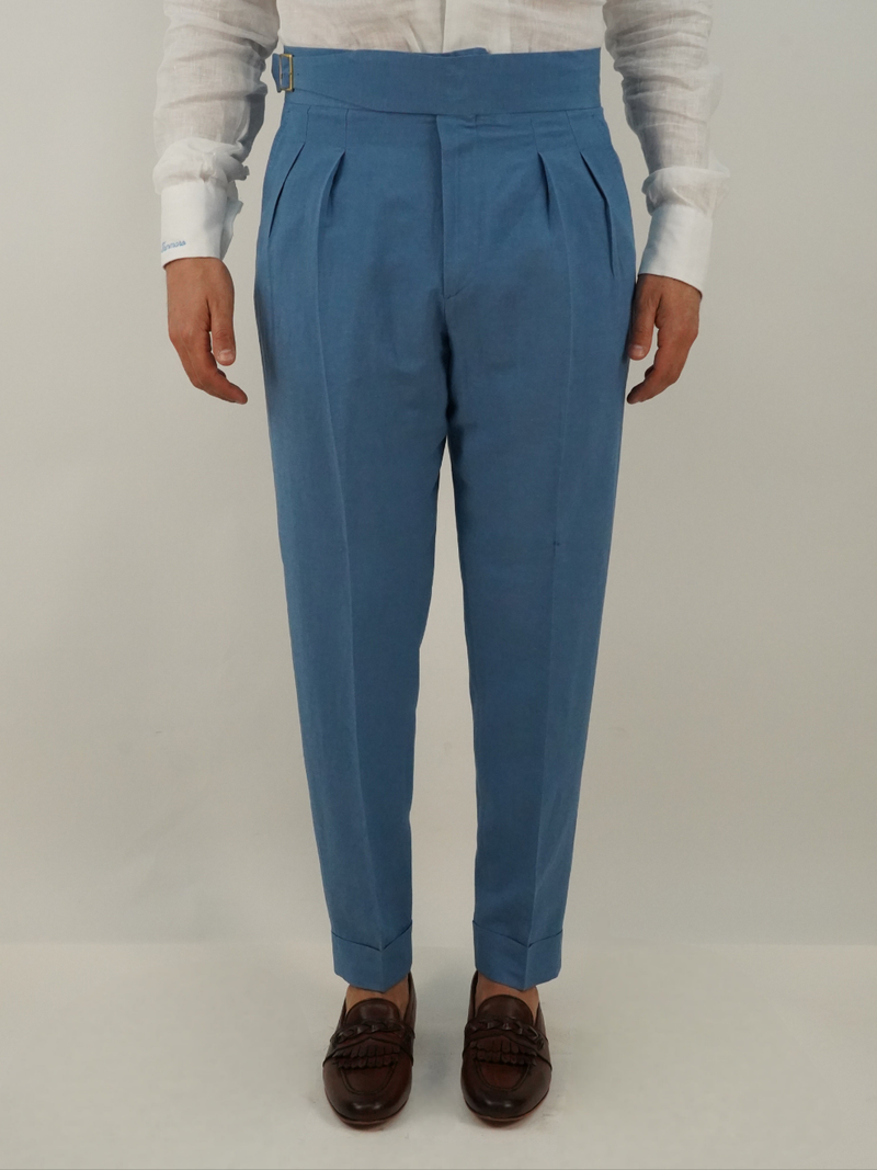 Gurkha in lino azzurro con fibbia laterale regolabile