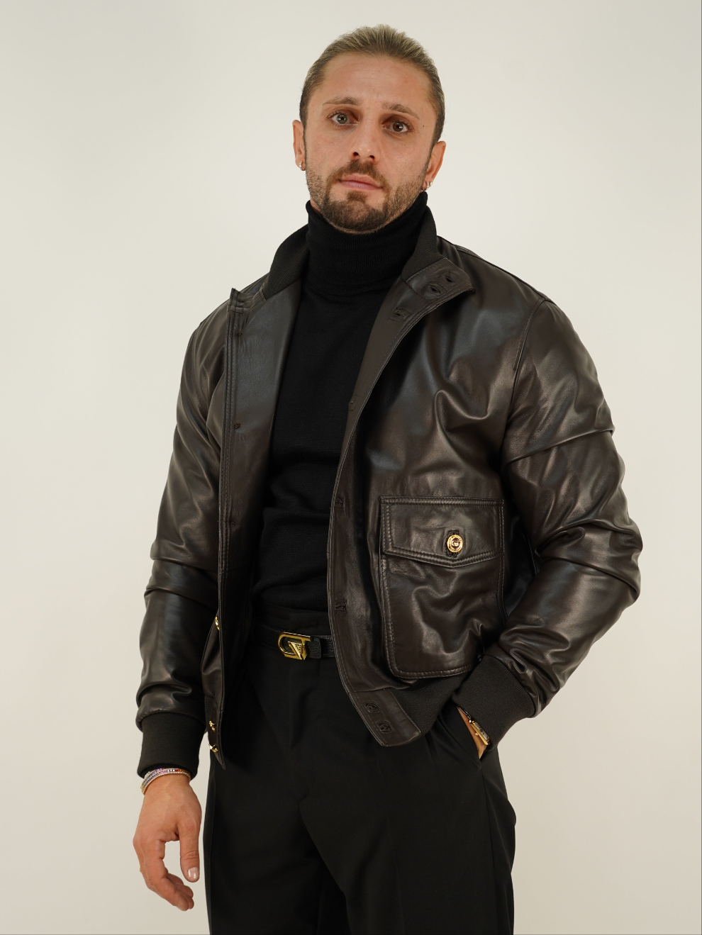 Giubbino in pelle testa di moro con bottoni oro