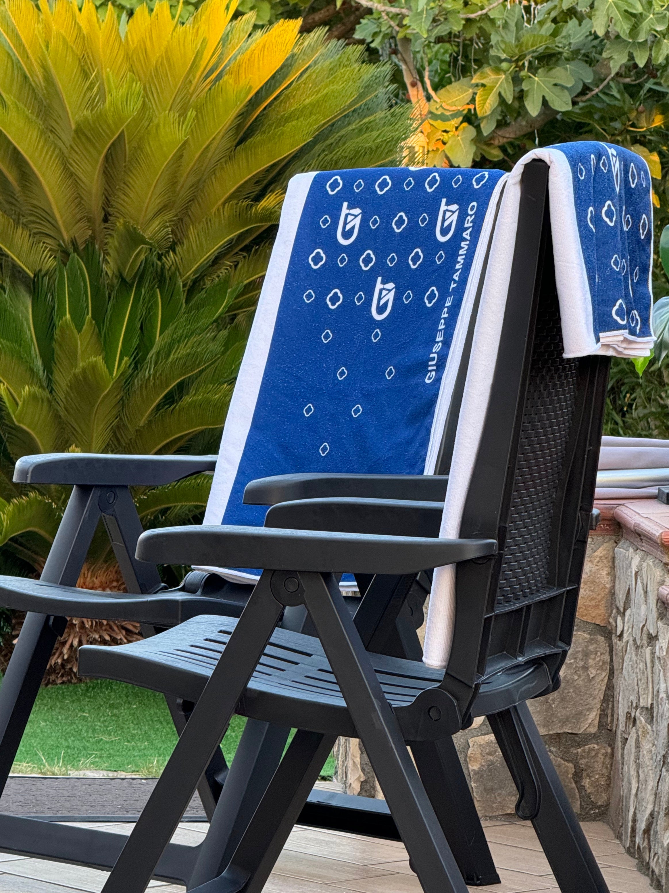 Telo mare monogram 180x90cm in microfibra bianco/blu