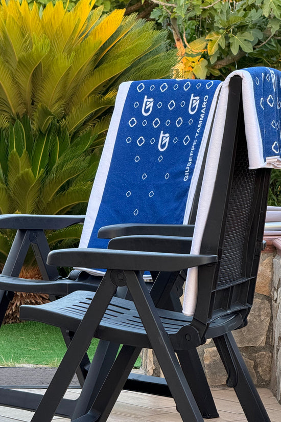 Telo mare monogram 180x90cm in microfibra bianco/blu