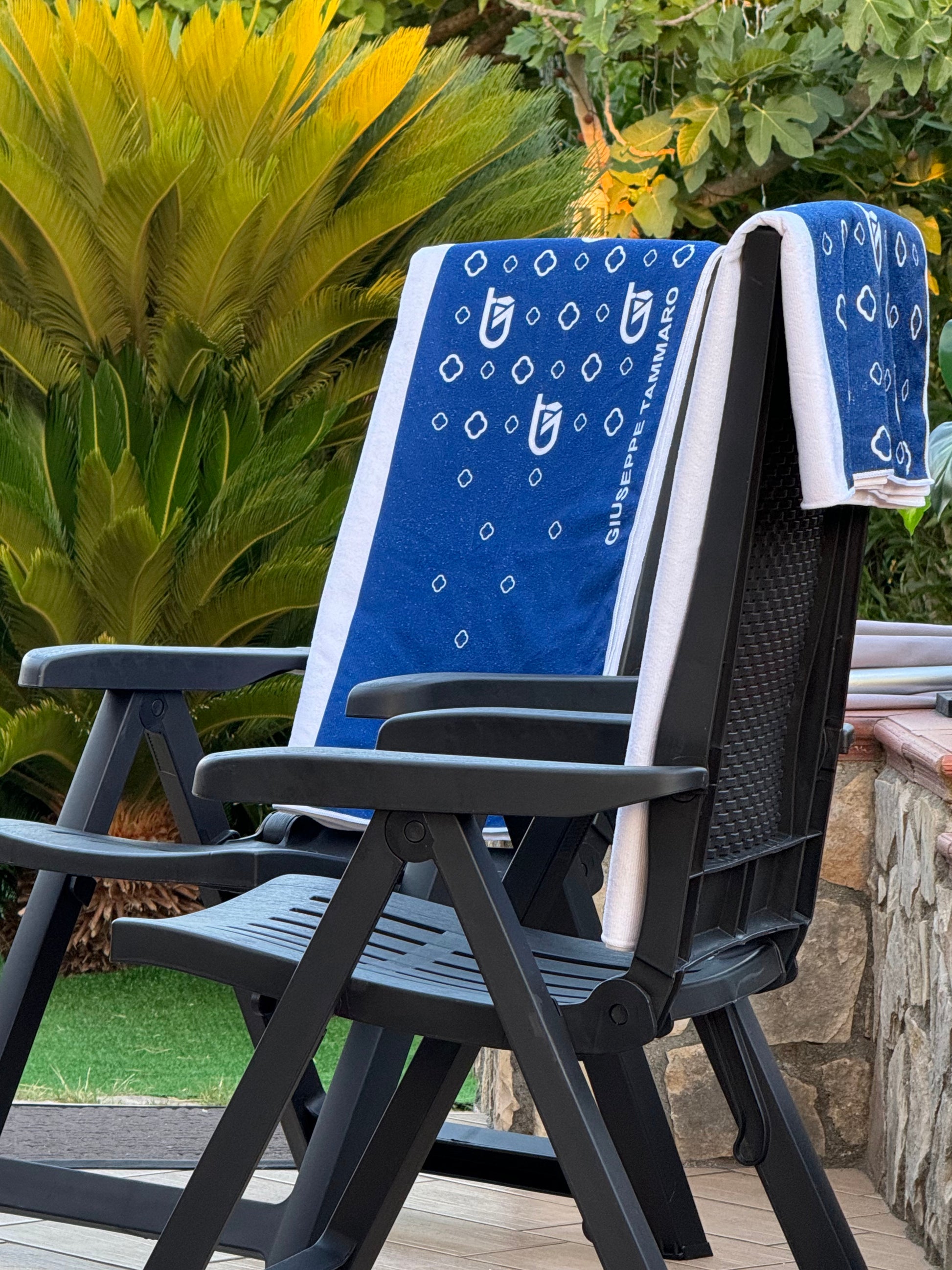 Telo mare monogram 180x90cm in microfibra bianco/blu