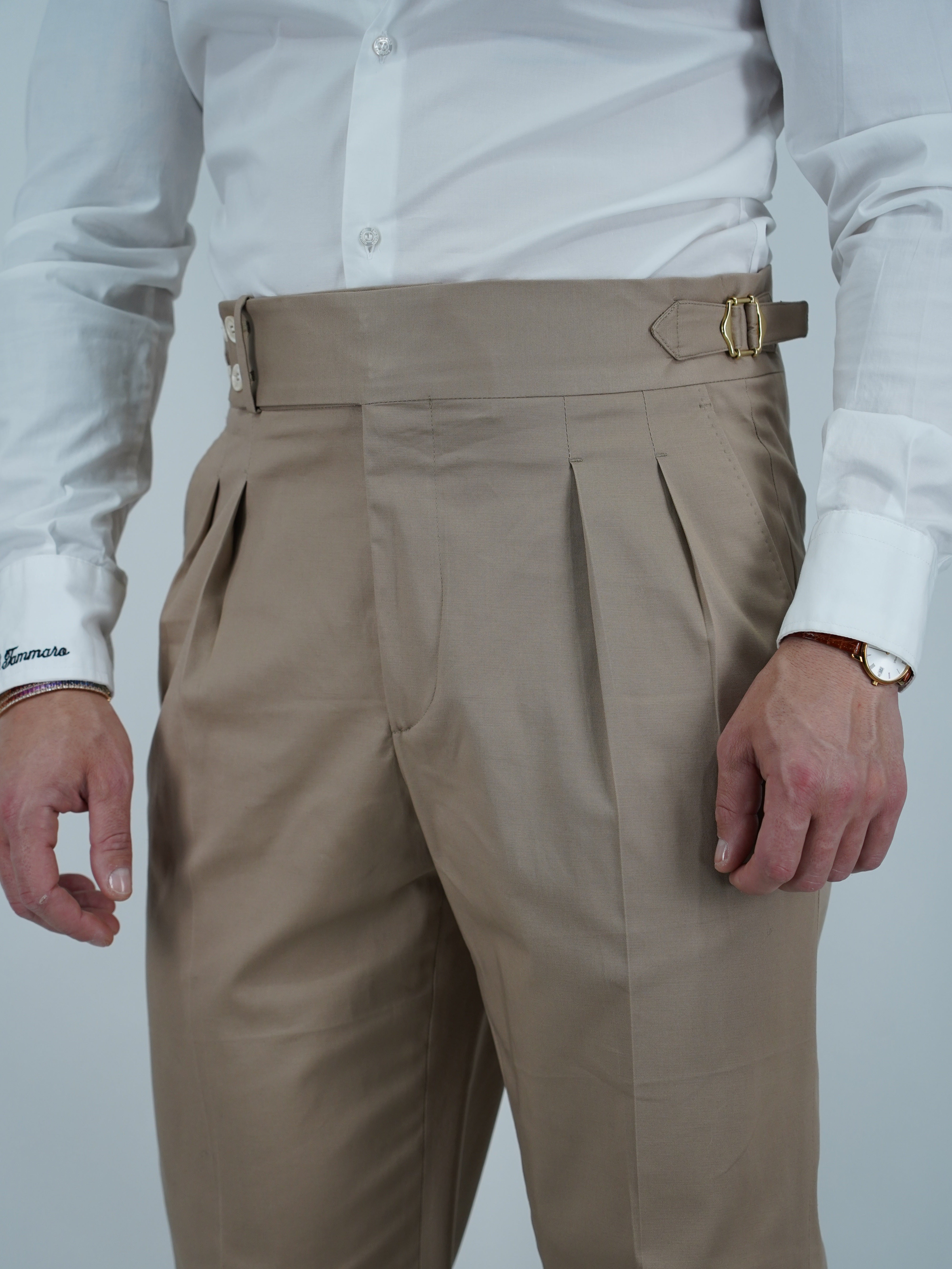 Gurkha beige con 4 bottoni e fibbie stringenti laterali