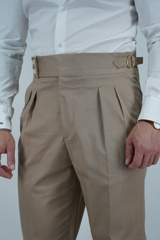 Gurkha beige con 4 bottoni e fibbie stringenti laterali