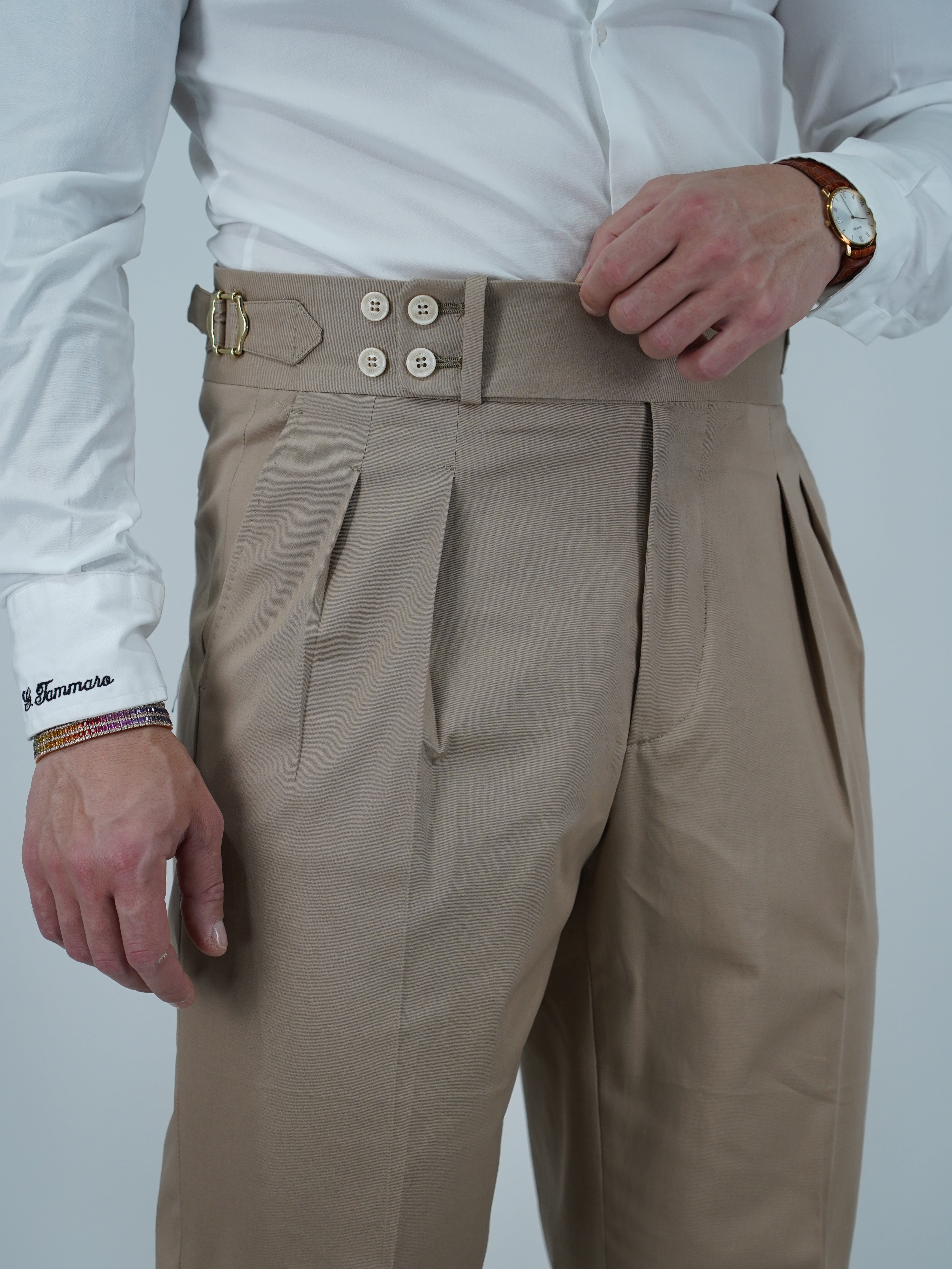 Gurkha beige con 4 bottoni e fibbie stringenti laterali